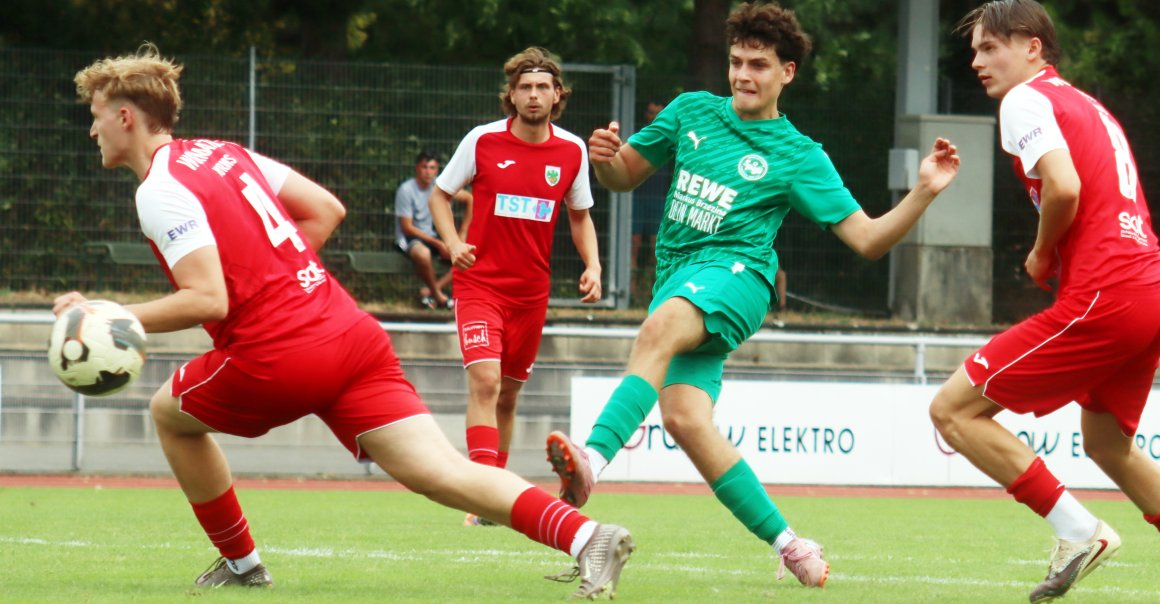 Max Tzieply erzielt mit diesem Schuss den 1:1-Ausgleich.