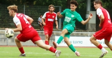 Max Tzieply erzielt mit diesem Schuss den 1:1-Ausgleich.
