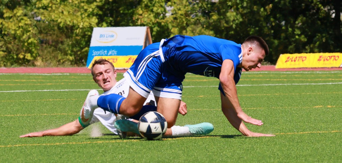 Voriges Jahr waren sie noch Kollegen. Jetzt spielt Daniel Bohl (l.) für den FC Emmelshausen-Karbach, Maurizio Robotta bleibt beim TSV Schott.