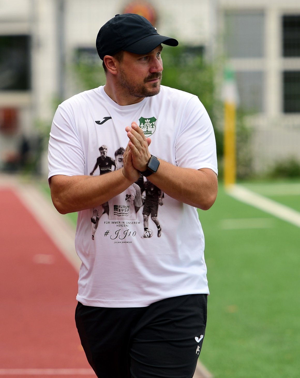Hochzufrieden nach dem vierten Punkt im zweiten Spiel: TuS-Trainer Philip Spieckermann.