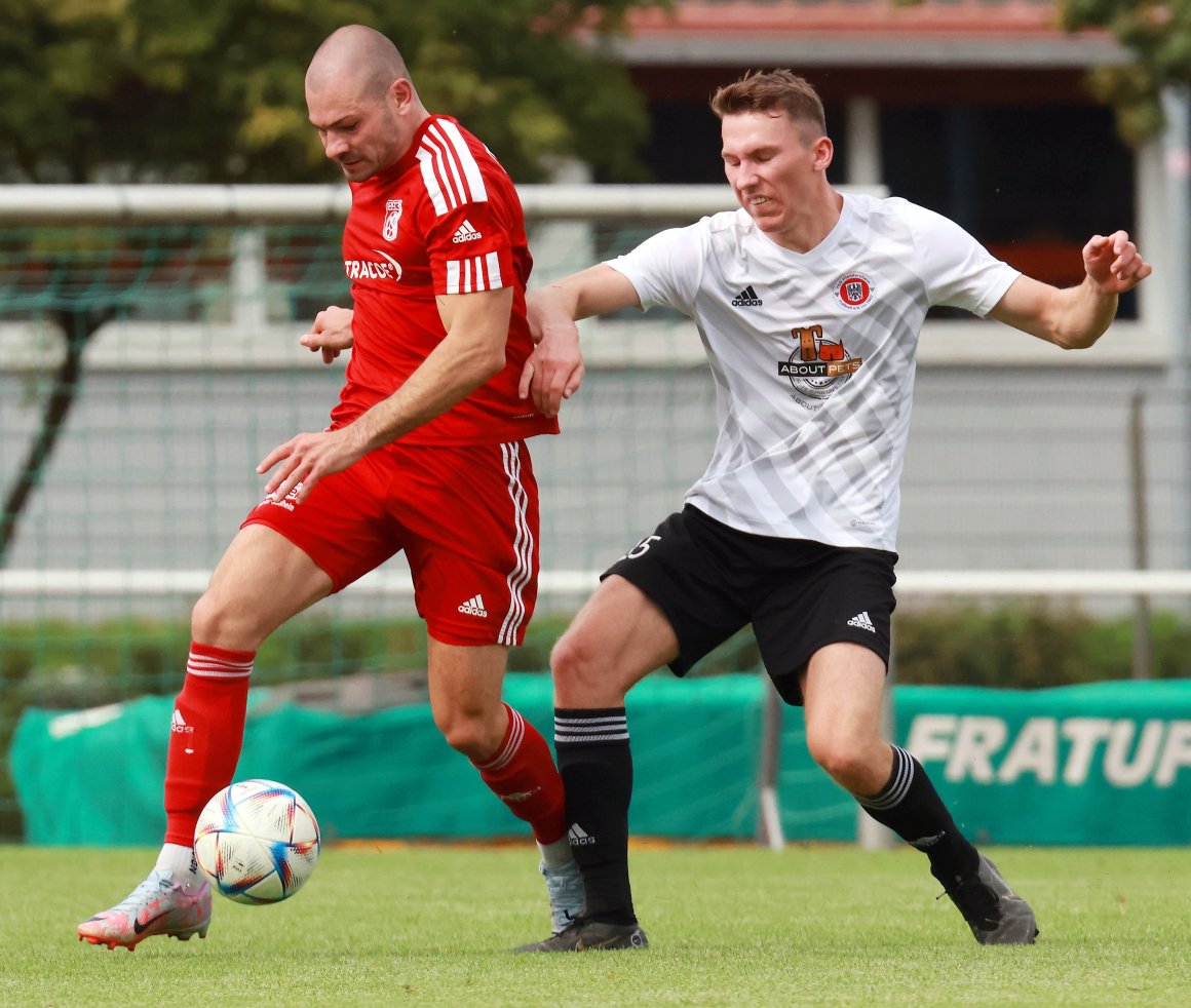 Rico Kreutzer (l.) versenkte einen Fallrückzieher zur Nieder-Olmer Führung.