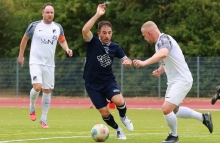 Fabrizio Serratore und die SG Wackernheim/Heidesheim versuchten vergebens, die Schwabsburger um Kevin Frey (r.) und Kapitän Michael Mader (hinten) zu knacken.