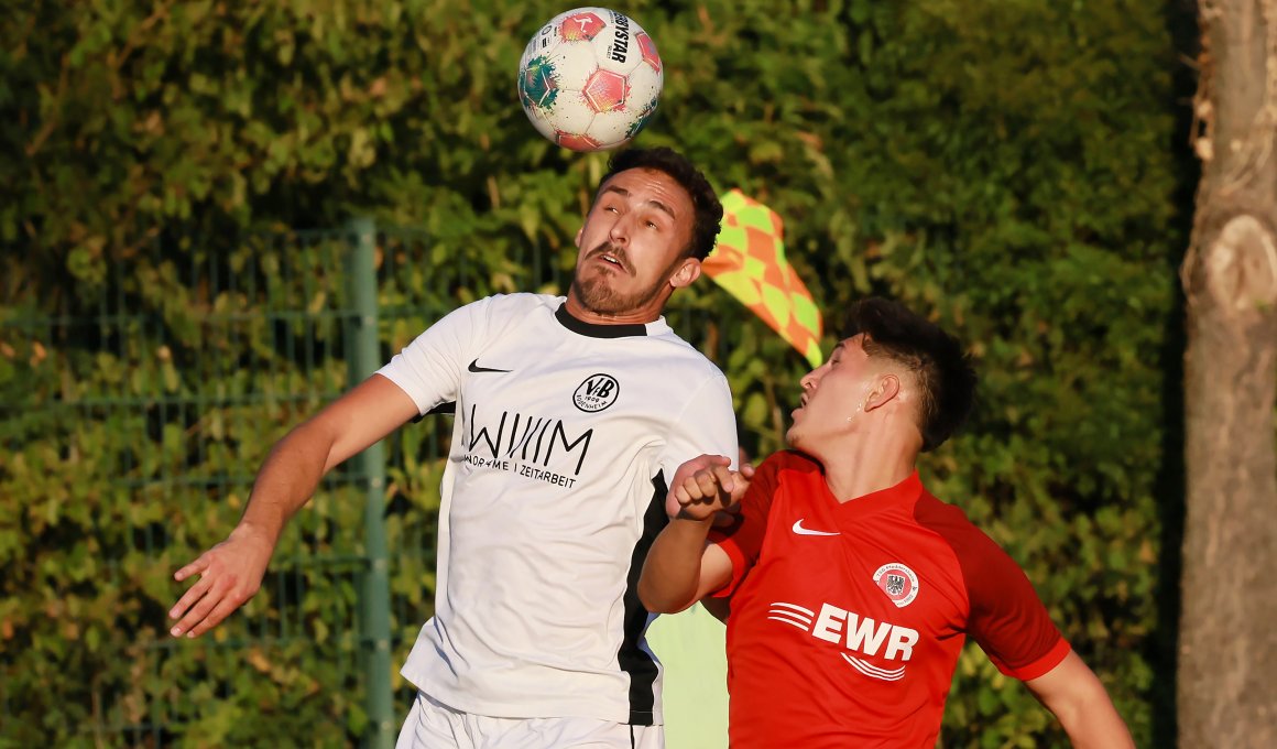 Michael Steffens hat trotz seiner 30 Jahre bis auf drei Aushilfseinsätze im damaligen Verbandsligateam des TSV Gau-Odernheim nie höher als Bezirksliga gespielt, bringt vom VfR Nierstein aber eine starke körperliche Präsenz und Erfahrung mit. 