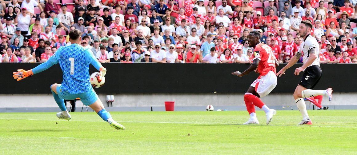 Erfolgreich gekontert: Sheraldo Becker trifft zum1:0...