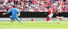 Erfolgreich gekontert: Sheraldo Becker trifft zum1:0...