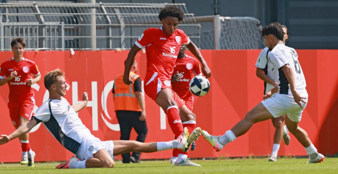 Daniel Imafidons Fuß wird gleich von zwei Franfurter Spielern attackiert. Als einer der von der U19 übernommenen Eigengewächse bekommt er Zeit, sich im zentralen defensiven Mittelfeld einen Stammplatz zu sichern. 