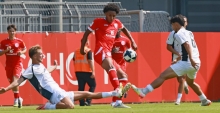 Daniel Imafidons Fuß wird gleich von zwei Franfurter Spielern attackiert. Als einer der von der U19 übernommenen Eigengewächse bekommt er Zeit, sich im zentralen defensiven Mittelfeld einen Stammplatz zu sichern. 