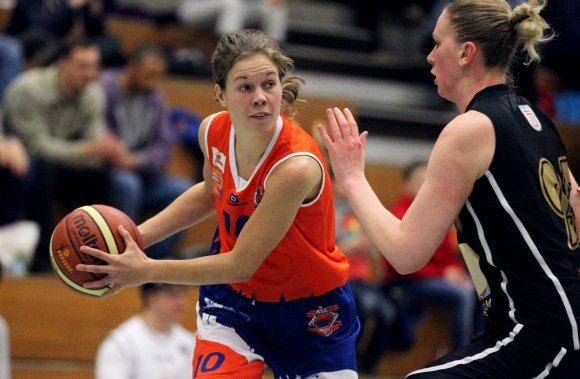 Die anspruchsvollen Aufgaben kommen noch: Für Flügelspielerin Karolina Jandová und ihre Teamkolleginnen soll der solide Sieg in München nur die Pflicht gewesen sein.