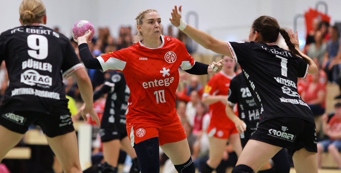 Mit Lena Feiniler hat Christin Kühlborn die Rangfolge der Kapitänsaufgabe getauscht. Auf der Linksaußenposition ist sie als einzige Fachkraft gefragt wie nie.