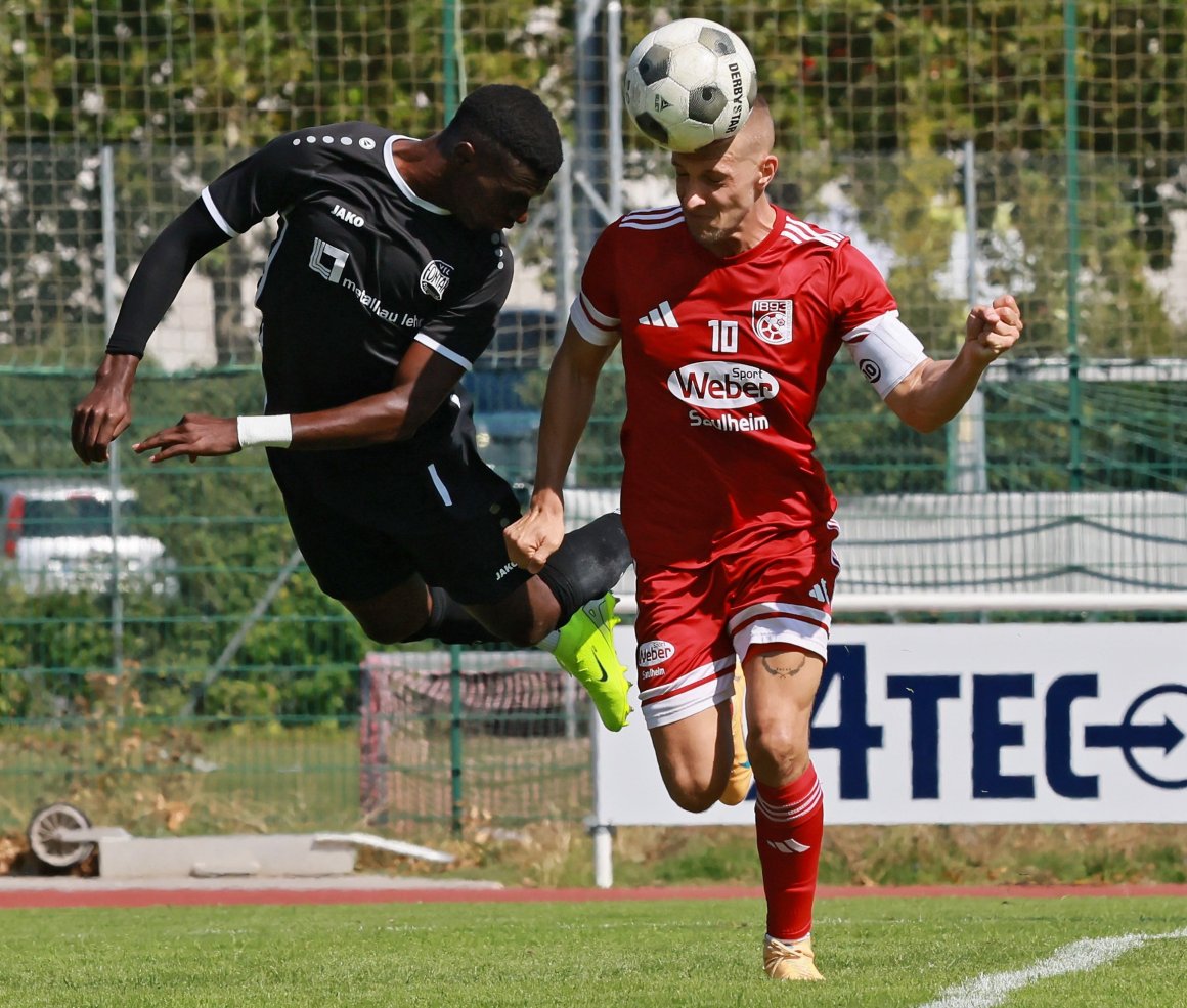 In diesem Kopfballduell mit Patrice Tegni Sontia bleibt Matthias Cygon der Sieger. Und nach 25 Minuten...