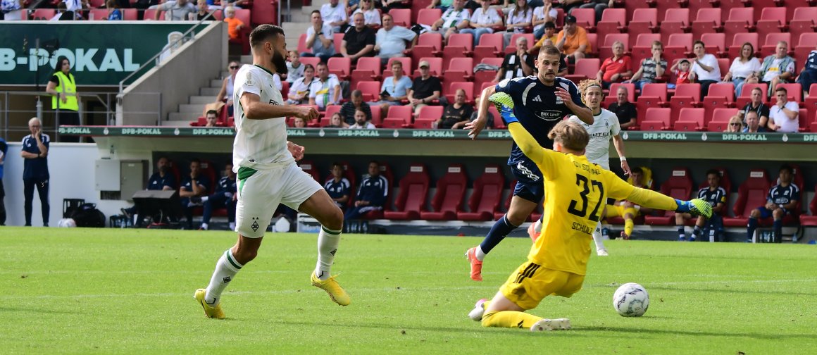 Dieser Konter über Franck Honorat (l.) führt zum 0:5, Jan Schulz streckt sich vergebens.
