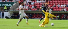 Dieser Konter über Franck Honorat (l.) führt zum 0:5, Jan Schulz streckt sich vergebens.