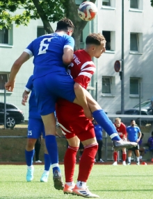 Plötzlich ging nichts mehr:  Weil die SVW auf lange Bälle umstellte, konnten die Ludwigshafener, wie Innenverteidiger Anas Itani (l.) gegen Dominik Higi zeigt, ein ums andere Mal die Lufthoheit demonstrieren.  