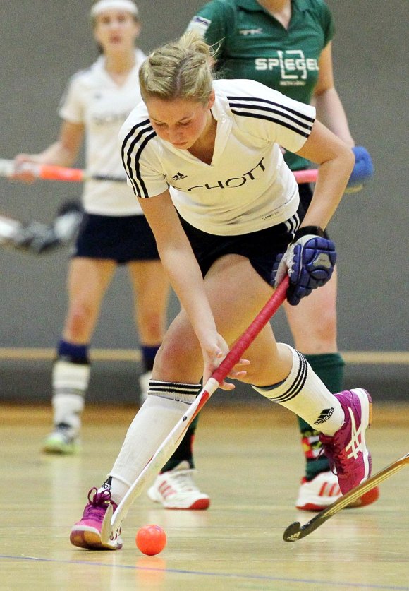 Diesmal blieb sie eiskalt: Hatte Jana Bayer am Tag zuvor gegen die TG Frankenthal noch manche Gelegenheit nicht nutzen können, besorgte sie nun bei einem Konter den 5:4-Siegtreffer beim Tabellenletzten SC Frankfurt 1880. 