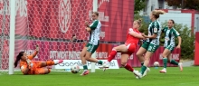 Mit dem ersten Versuch scheitert Saskia Mathes (M.) an Torfrau Marielle El Sherif...