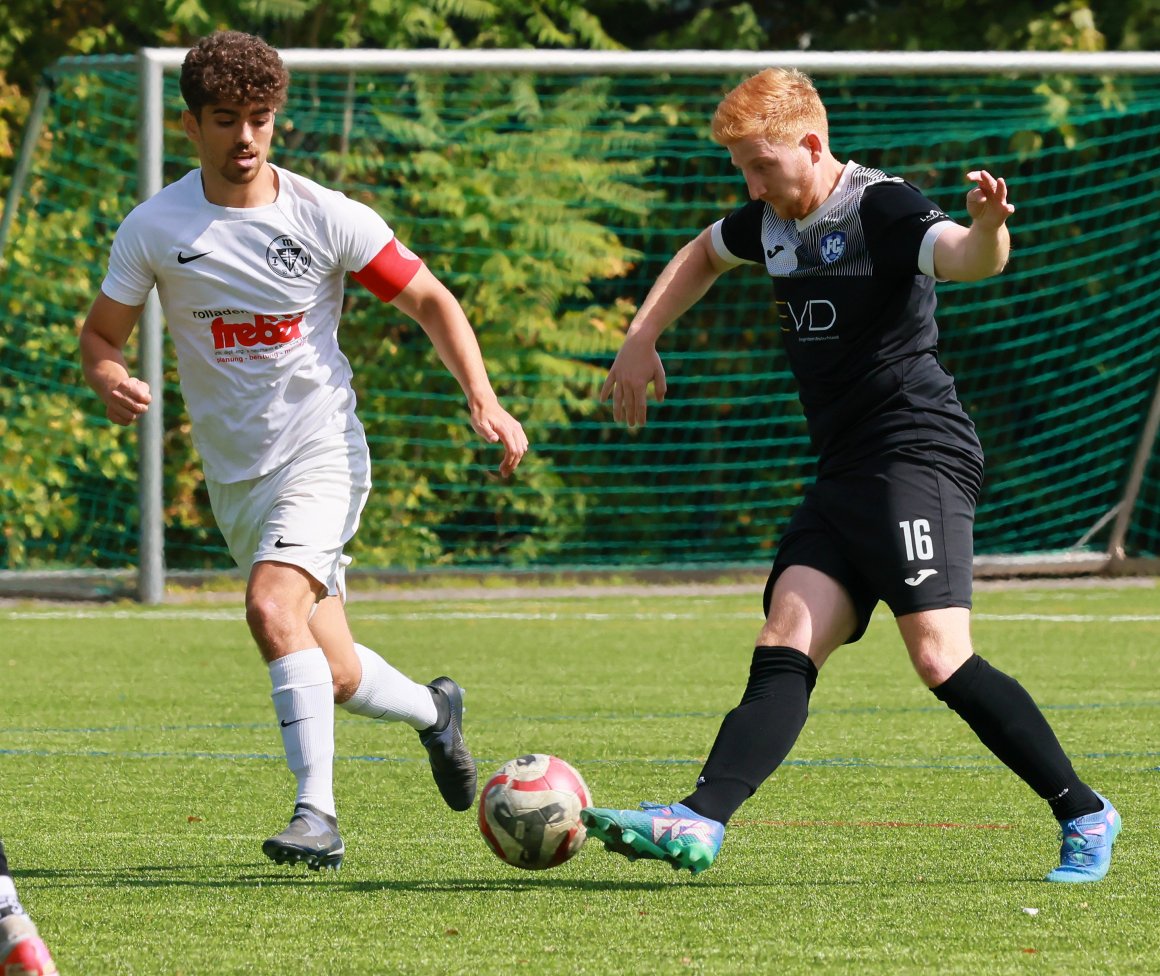 Fortuna-Spielertrainer Karsten Endlich (r.) und 1817-Kapitän Alessio Granvillano treffen sich in der Spielfeldmitte zum Duell.