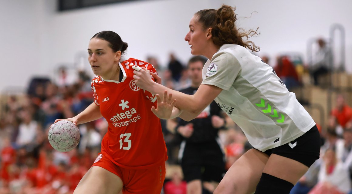 Spielmacherin Nora Schulze (l.) feierte in der vorigen Saison gegen Werder Bremen zwei Siege mit dem identischen Ergebnis. Die Spielmacherin muss diesmal allerdings wie schon im Pokal noch aussetzen.