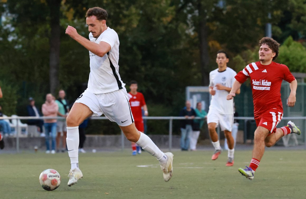 Ein Zuspiel in die Tiefe, das reicht Michael Steffens für den Sololauf zum 2:0, Tiago Rebelo kann nicht mehr eingreifen.