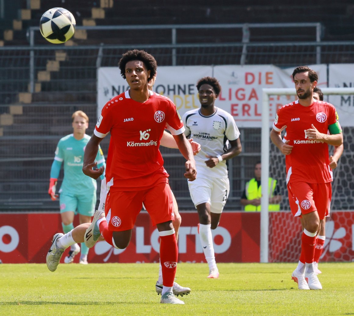 Zwei aussichtsreiche Kandidaten für die von Trainer Benjamin Hoffmann angestrebte Festlegung auf eine Achse aus Stammspielern sind Daniel Imafidon (l.) und Yunus Malli. Noch ist das Rennen aber offen.