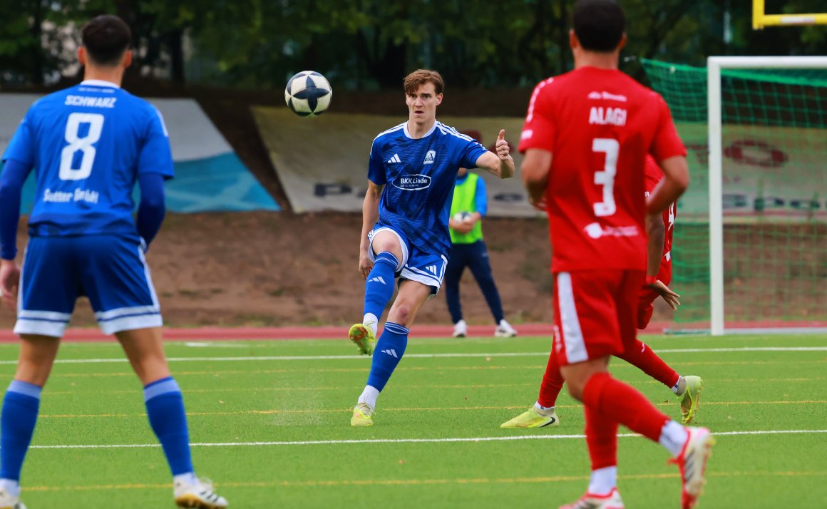 Dominik Ahlbach bekam den Ball im Liegen aus kurzer Distanz an die Hand geschossen. Der Schiedsrichter fand dies elfmeterwürdig.