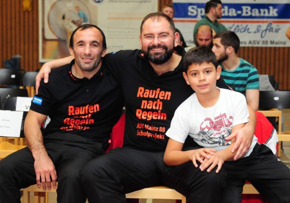 „Raufen nach Regeln“ will 88-Vorsitzender Tolga Sancaktaroglu (M.) auch, wenn es um verbandsinterne Themen geht. Deshalb haben die Mainzer ganz normal die Lizenz für die nächste Bundesligasaison beantragt und erhalten – als bislang einziger Verein.
