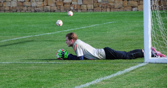 Legt in Marbella auch mal eine Sonderschicht ein: 05-Torwart Loris Karius.