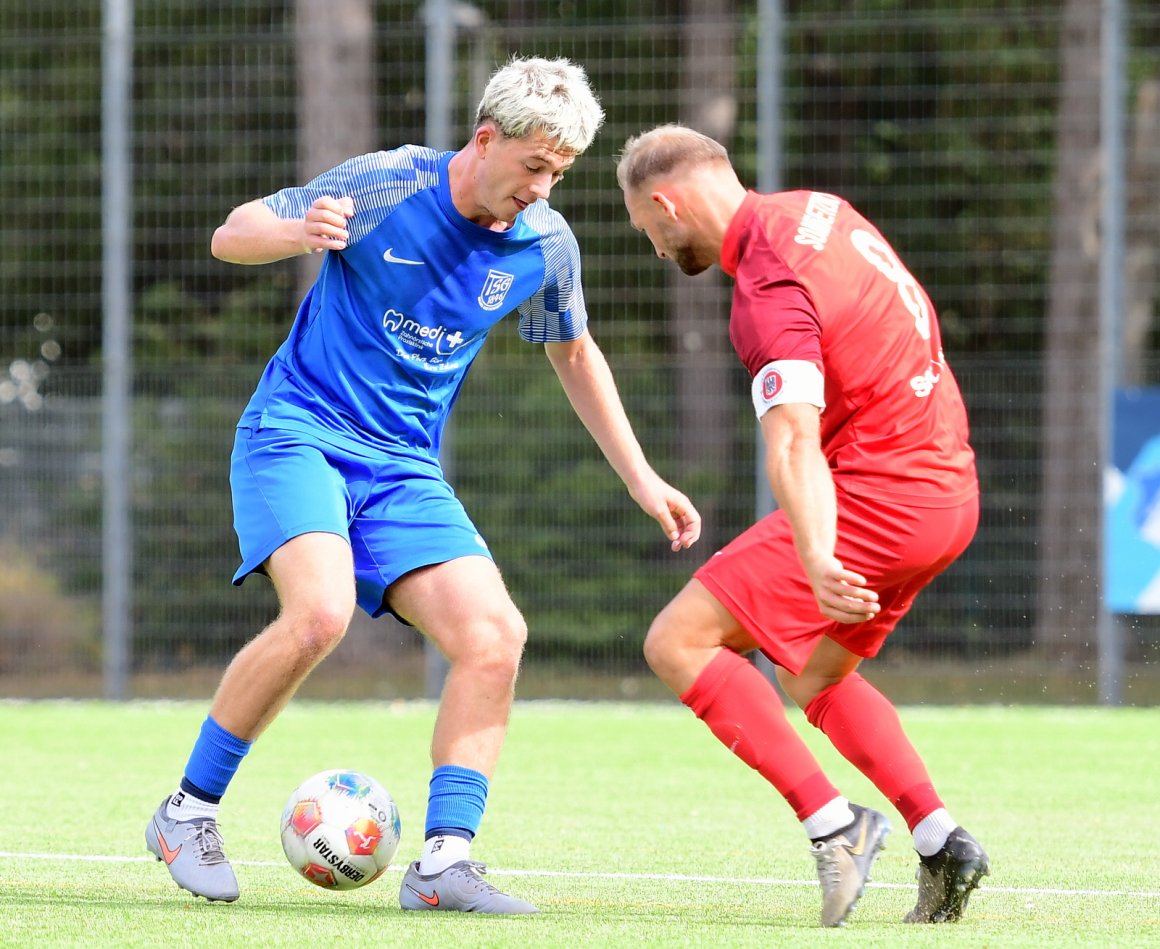 Lennart Leismann (l.) schoss den Freistoß, den Luca Scherer zum 1:0 verwertete.