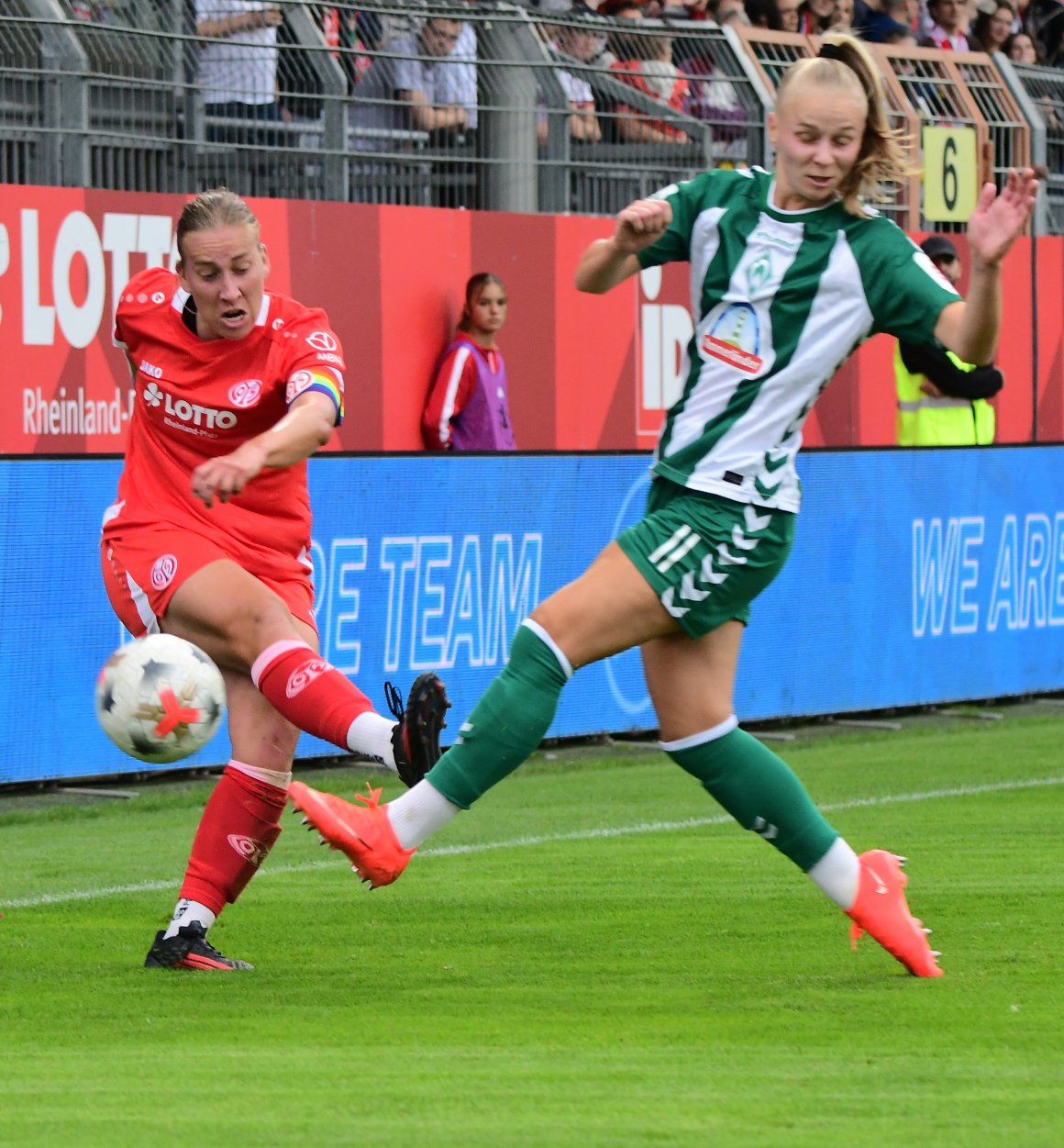 Johanna Berg (hier im Spiel gegen Werder Bremen) nahm in München Jovana Damjanovic aus dem Spiel und verfehlte mit der letzten Aktion das Tor nur knapp.