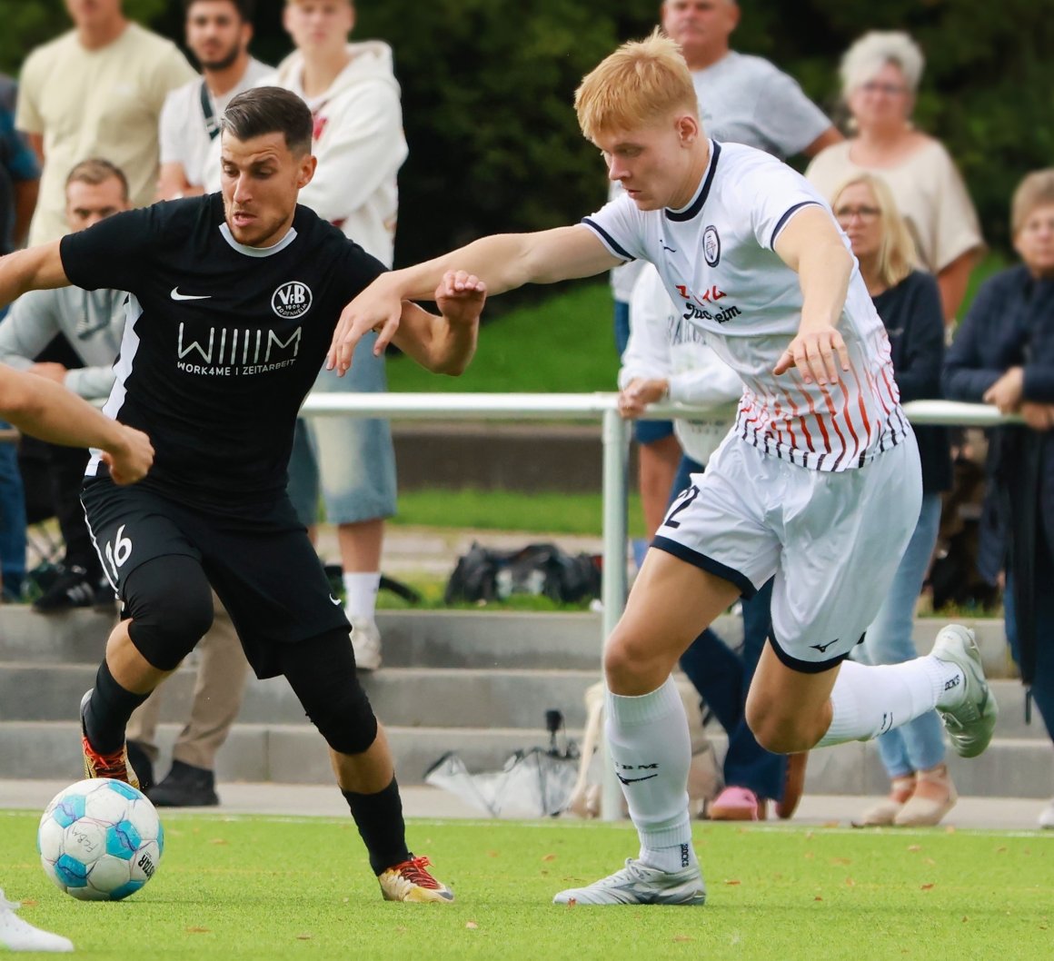 Finn Wronkowski (r.) hat bisher keinen Einsatz in der Verbandsliga bekommen, im Pokal durfte er nun wie viele andere Reservisten ran und traf sogar ins Tor.