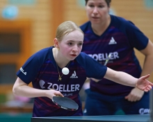 Theresa Zabel (hier mit Kapitänin Julia Sloboda), vorige Saison ins Team gerückt, wird in der neuen Saison auch mal im vorderen Paarkreuz spielen.