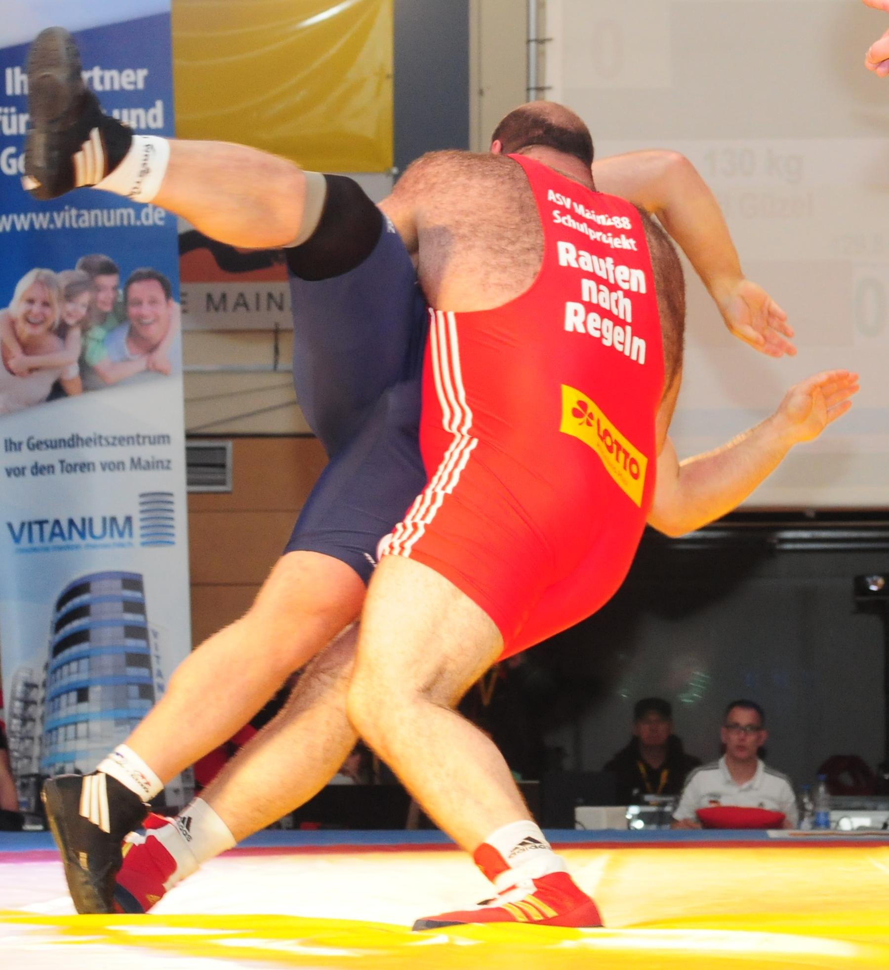 ...riss Ismail Güzel erst den ehemaligen Weltmeister Balász Kiss von den Beinen...