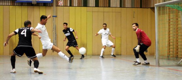 VfB-Defensivmann Alan Ates (l.) hat nicht aufgepasst und hat SVG-Stürmer Arif Güclü vor dem Tor in ein Zuspiel von Babak Keyhanfar (hinten) laufen lassen. Aus dieser Chance wurde allerdings kein Tor.