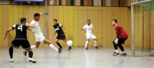 VfB-Defensivmann Alan Ates (l.) hat nicht aufgepasst und hat SVG-Stürmer Arif Güclü vor dem Tor in ein Zuspiel von Babak Keyhanfar (hinten) laufen lassen. Aus dieser Chance wurde allerdings kein Tor.