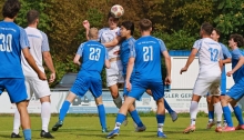 Espen Lautermann (M.), hier bei einem Standard im Bretzenheimer Strafraum, köpfte den Ball in der 40. Minute als Bogenlampe über seinen eigenen Torhüter...