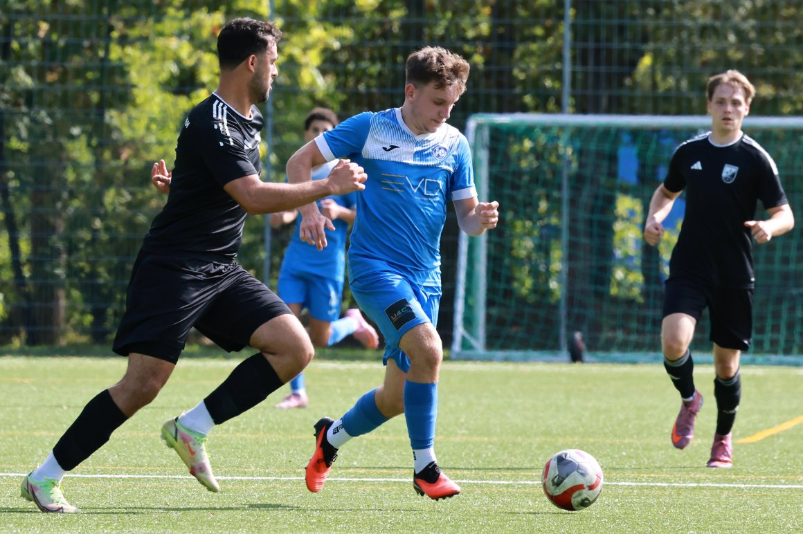 Bei Niklas Nobis (M.) und Fortuna Mombach lief gegen Alemannia Laubenheim nicht viel zusammen.