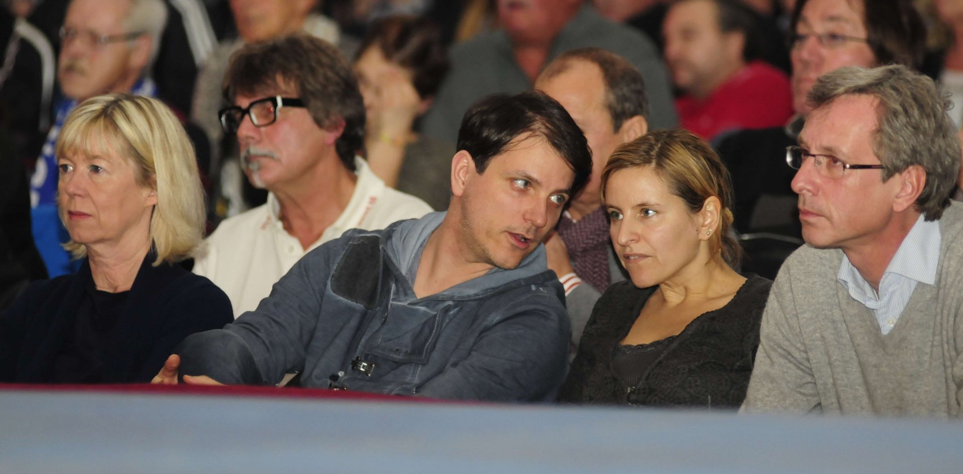 Auch die kompetente Prominenz ließ sich den Halbfinalkampf nicht entgehen: Finanzministerin Doris Ahnen (l.), Alternativfastnachter Christof Eder (M.) und seine Gattin Katrin Eder, die Mainzer Umweltdezernentin.