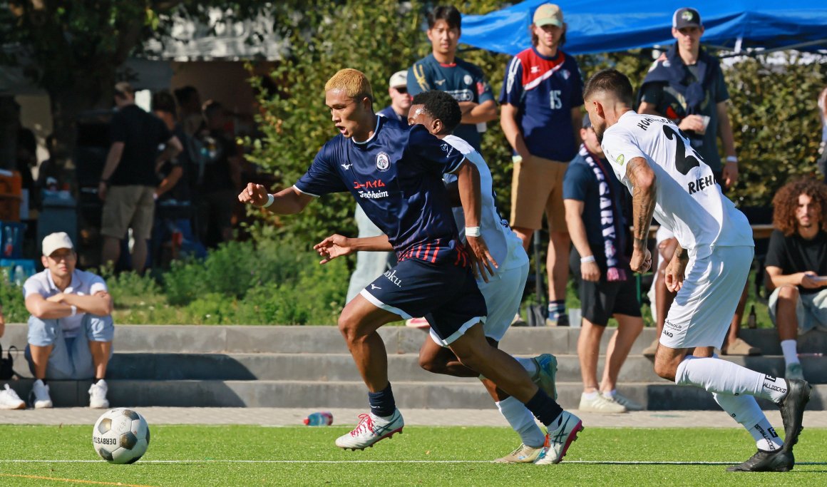 Mit einem solchen Antritt setzte Yuga Arai den Schlusspunkt beim Sieg des FC Basara gegen den SC Idar-Oberstein. Von der Mittellinie aus lief der eingewechselte Offensivmann sein Solo zum 3:0.