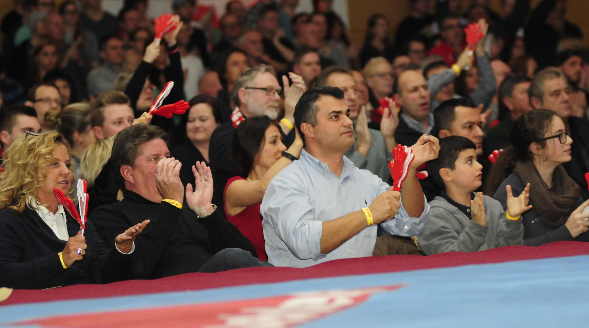 Rund 1400 Zuschauer verfolgten den Halbfinalkampf in Mombach. Der ein oder andere traf erst nach der Pause ein...