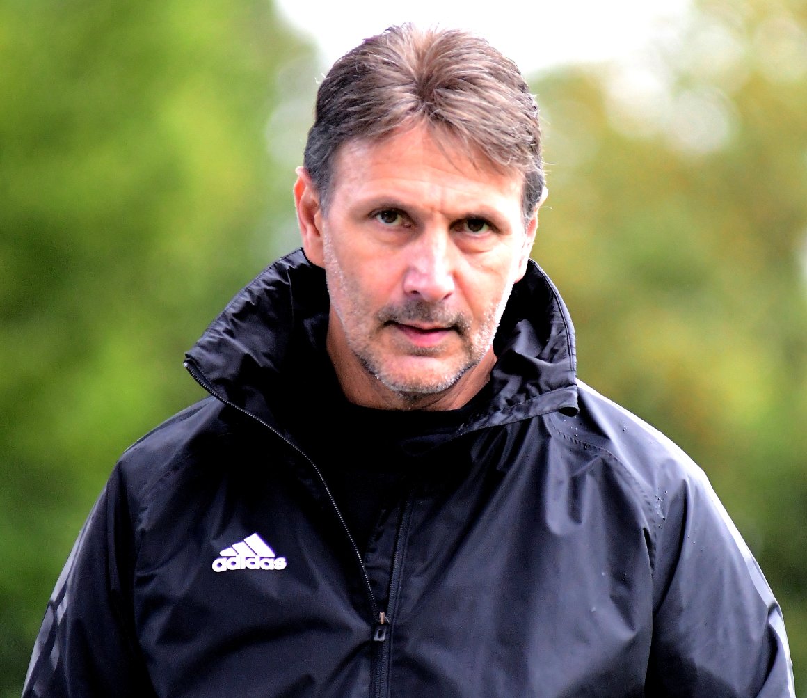 Acht Saisons und acht Spiele lang war Jochen Walter Cheftrainer der Ersten Mannschaft der SVW Mainz. Der scheinbar unaufhaltsame Niedergang seit der vergangenen Winterpause veranlasste ihn nun zum unvermittelten Ausstieg.