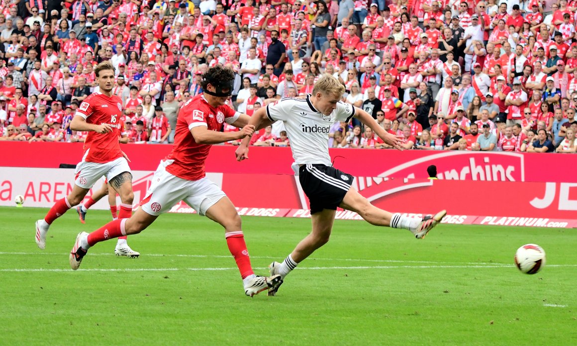 Jonathan Burkardt hat sich gegen Fabio Gruber durchgesetzt und erzielt das 2:0...