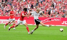 Jonathan Burkardt hat sich gegen Fabio Gruber durchgesetzt und erzielt das 2:0...