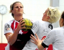 Hat persönlich wie mit der Mannschaft keine gute Saison und will so nicht aus Mainz abtreten: 05-Kapitänin Laura Schmitt (l.).