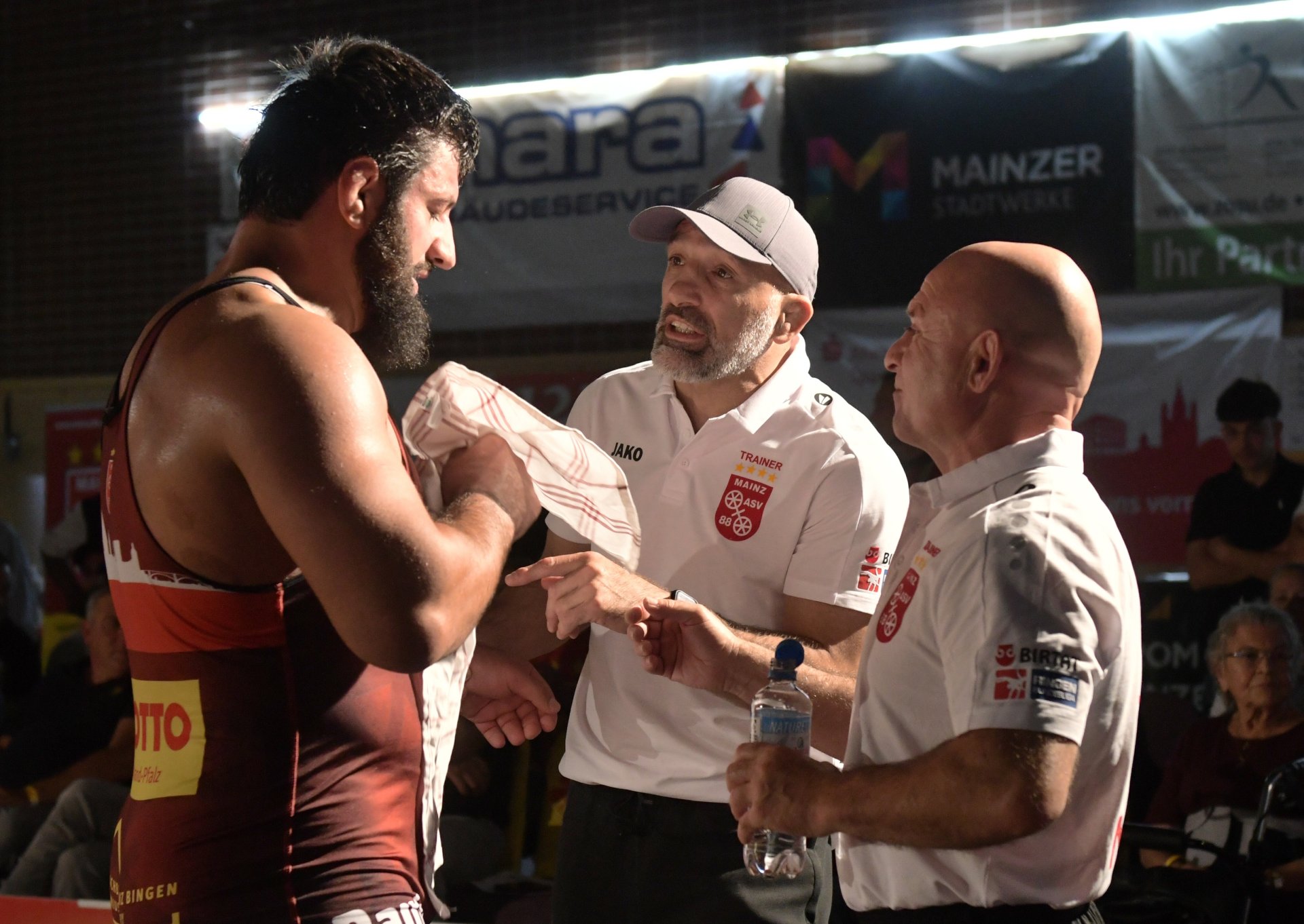 Auf Neuzugang ein Georgi Meshvildisvili setzten die Trainer Davyd Bichinashvili (M.) und Harun Yildiz. Der Schwergewichtler bezwang...