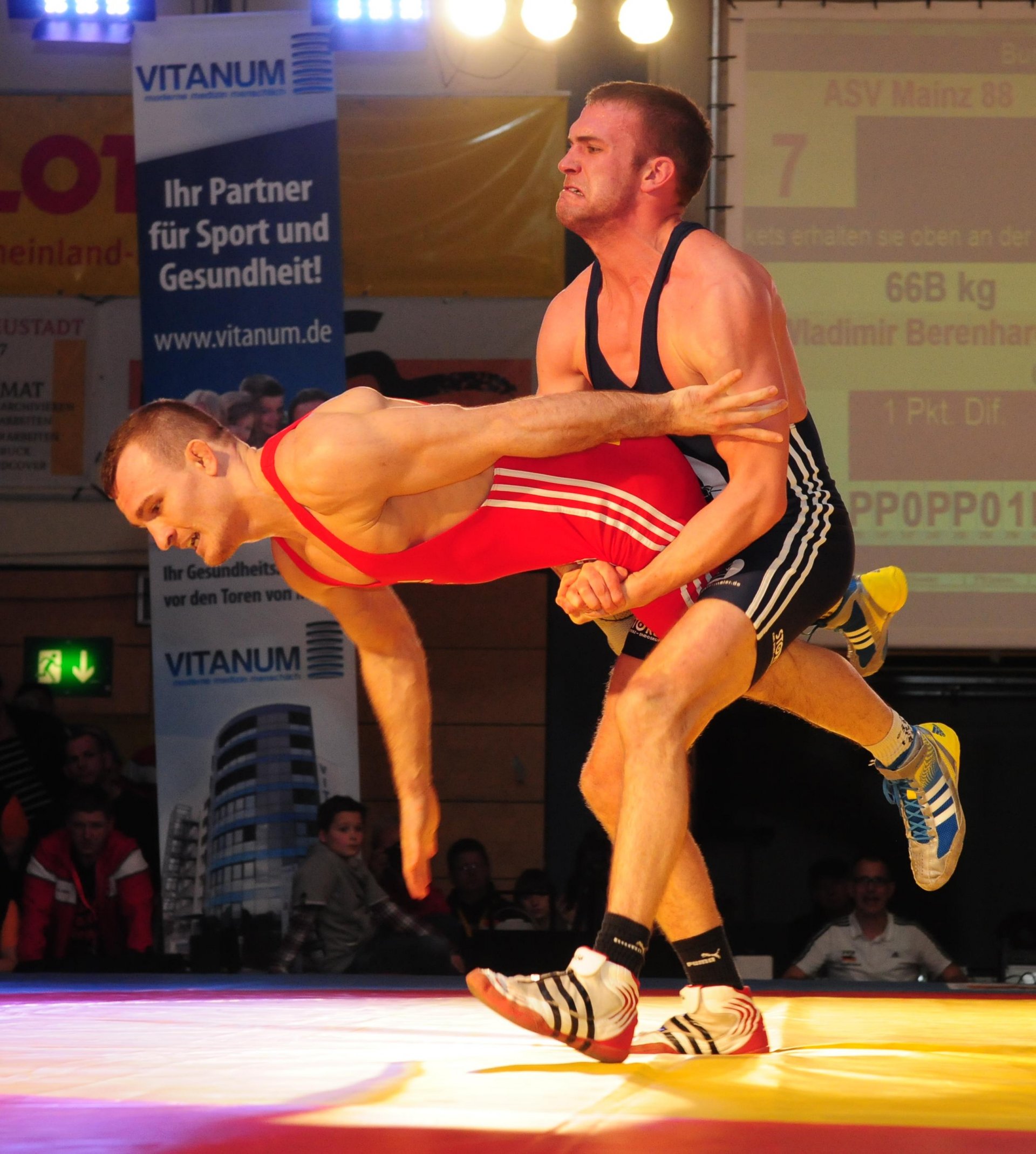 Wladimir Berenhardt (vorne) führte gegen Benjamin Raiser bis in die Schlussminute mit 1:0, gab dann aber doch noch zwei Punkte ab