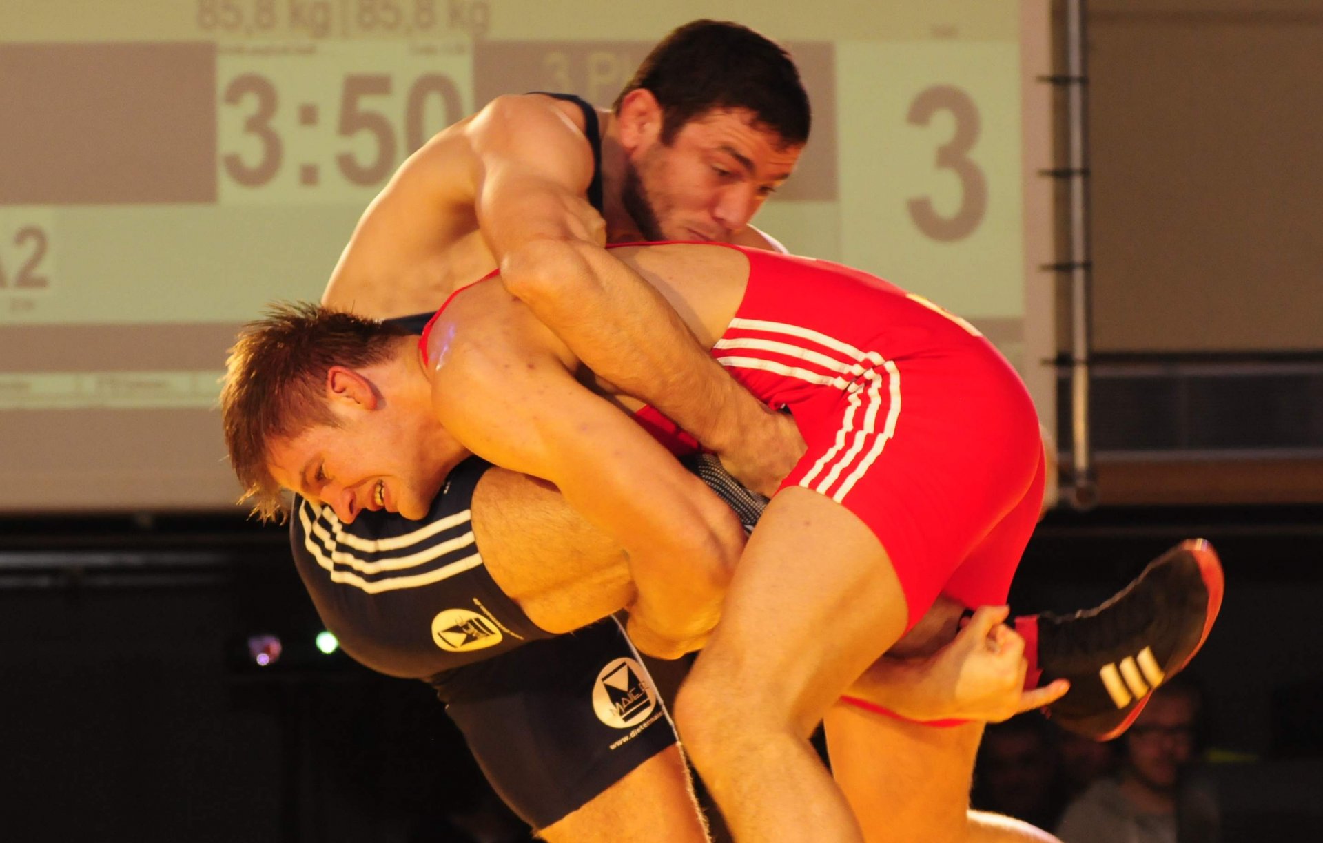 Wer packt hier wen? Piotr Ianulov (hinten) gelangen die besseren Aktionen; der Nendinger landete gegen Konstantin Völk einen 2:0-Sieg.