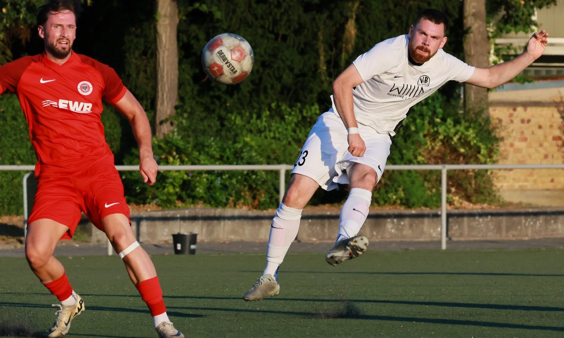 Kaum zurück aus dem Urlaub, macht Calvin Faßnacht sich wieder an die Arbeit und trifft für den VfB Bodenheim, sogar beim Tabellenführer FC Speyer.