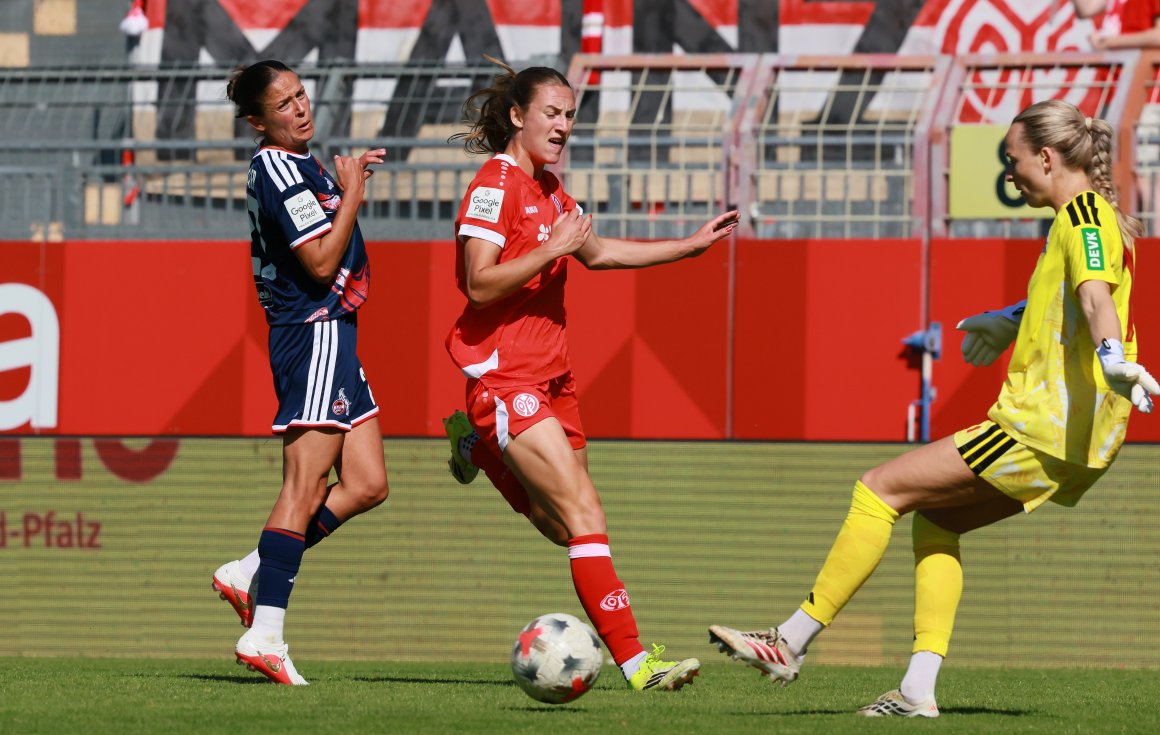 Mattson Strickler (M.) besaß nach 80 Sekunden die erste Torchance der Mainzer Partie in Freiburg.