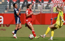 Mattson Strickler (M.) besaß nach 80 Sekunden die erste Torchance der Mainzer Partie in Freiburg.