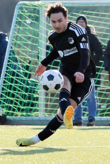 Aksu-Innenverteidiger Ilias Kuntich knickte beim Aufwärmen um und musste auf die Bank.
