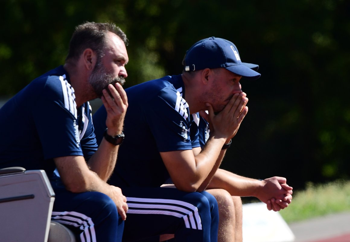 So skeptisch schauten die Schott-Trainer Thomas Schwarz (r.) und Sascha Meeth selten drein. Hier ist es während der zweiten Halbzeit gegen den FK Pirmasens.